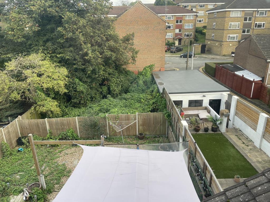 Lot: 121 - FORMER HOUSE IN MULTIPLE OCCUPATION IN NEED OF IMPROVEMENT - Rear garden of HMO for improvement